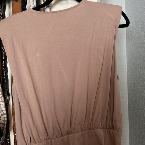 Tan dress with shoulder pads - Picture 4 of 6